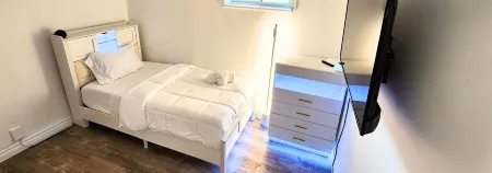 Entire luxury house w/ 3Bdrm, 2Bthrm, hot tub, EV charger, PS5, BBQ & fire pit Отели в г. Су-Сент-Мари