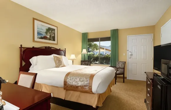 廟台-坦帕北華美達酒店