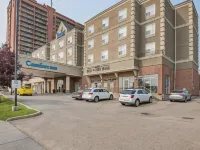 Comfort Inn & Suites South Hotels near Weaselhead Park