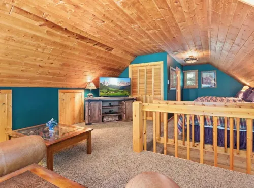 Riverfront Updated Cabin Close to Estes Park New Hot Tub 3 Private Acres Pet OK