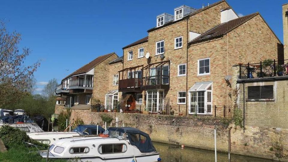 2 Bedroom Riverside Apartment St Neots