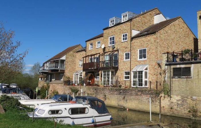 2 Bedroom Riverside Apartment St Neots