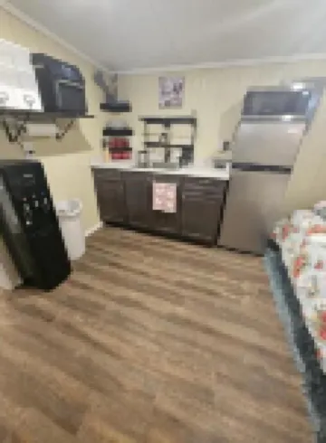 Cottage slps 4 with 2 beds, ice mach, washer/Dryer,kitchenette,hot tub, pets.