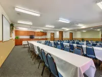 Super 8 by Wyndham Lincoln North Hotels near Abel Stadium