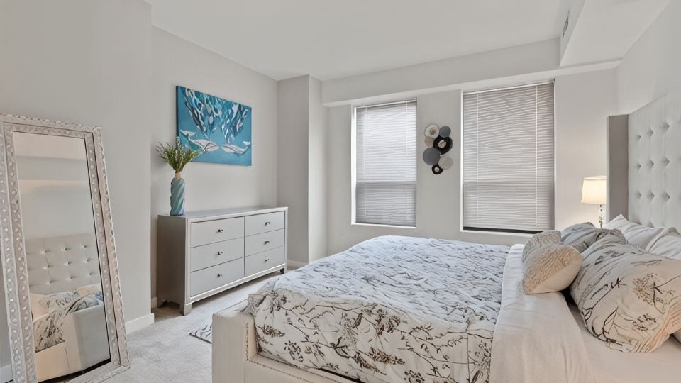 "Joy of Evanston" 1BDR, KING EXEC Suite, pool+Gym