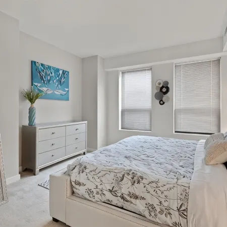 "Joy of Evanston" 1BDR, KING EXEC Suite, pool+Gym