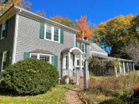 Charming 4-bedroom Colonial in lovely Keene with WiFi, AC Hotels in Keene