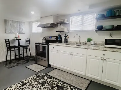 Cozy 2Br Bottom Unit Steps from Light Rail Train,  15Min from Downtown/Airport Hotels in Rainier Valley