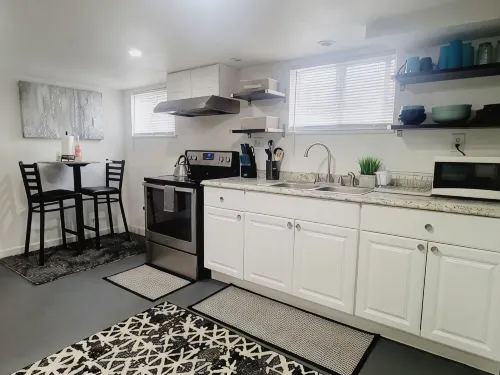 Cozy 2Br Bottom Unit Steps from Light Rail Train,  15Min from Downtown/Airport - บังกะโล