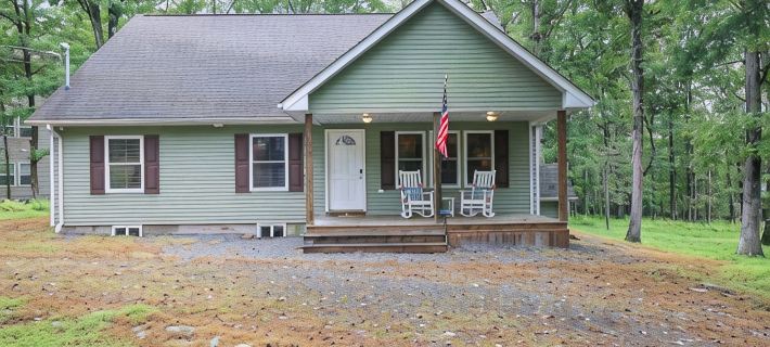 Fabulous 4-bedroom house with AC in Lackawaxen Hotels in Pike County