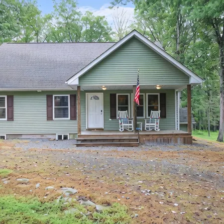 Fabulous 4-bedroom house with AC in Lackawaxen