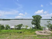 Charming 3-bedroom condo with stunning lake views in fabulous Arnolds Park, IA Hoteles en Arnolds Park
