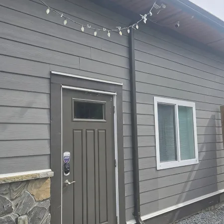 Luxury Lodge Getaway. W/ private entrance in the luxurious part of Prince George