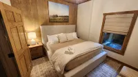 Luxe Cabin, View, 4 Bedrooms, 3 Kings, Private, 8 min to DT BR