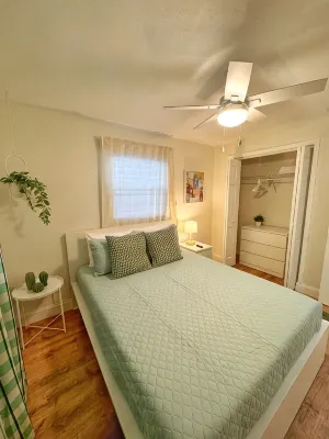 NEW Gorgeous Sunshine-Up 6 Guests-Private Backyard - 3-Star