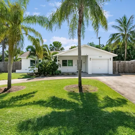 Magnificent Tropical House w/ Heated Pool near the Beach- Gorgeous Backyard- 3/2