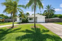 Magnificent Tropical House w/ Heated Pool near the Beach- Gorgeous Backyard- 3/2