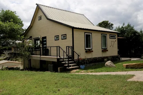 Relaxing lake house on Lake Bridgeport with private boat dock