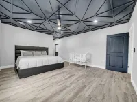 Luxury Tropical Pool Villa – Spacious Escape for Large Groups, Sleeps 22+ Hotels in Lutz