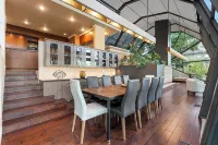 Lake front Glass house with Private Dock/Lake access/Kayak/Paddle board