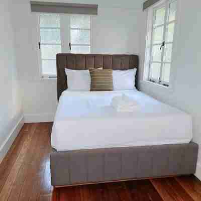 Walk to Southbank & Brisbane City | Art Deco House Rooms