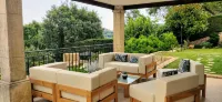 Loup Castel Boutique Hotel B&B - Homestays