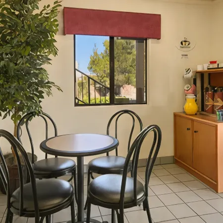 Super 8 by Wyndham Barstow