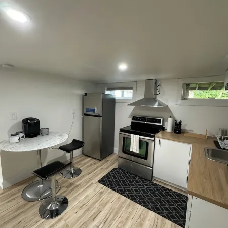Cozy Private Bachelor Unit King Size bed. Отели в г. Ривервью