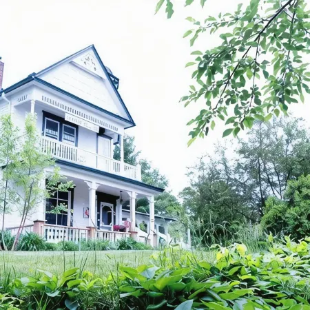 Harbor Hill Inn Cottage - River Walk Suite