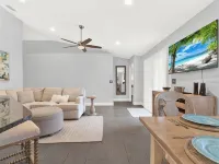 3rd house from beach with heated pool & tiki bar. 2 master suites + 2 bedrooms. - Boutique