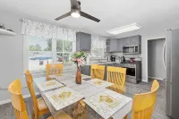 Great Escape 4 bedroom house  2 King Bed in Belleville with WiFi fitness room