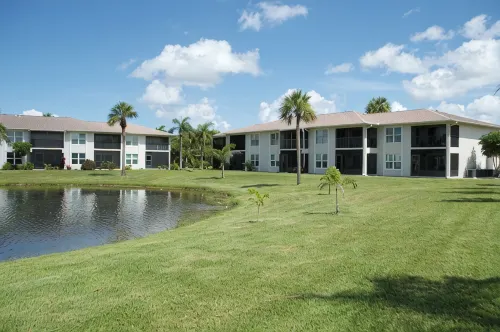 Renovated 2bed 2bath condo 2min to Fort Myers & Sanibel Beaches with WiFi, AC