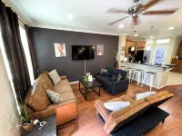 3 bedroom Townhome near Downtown Dallas- Sleeps 10 people - Bungalows