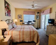 Luxury Fairway Condo Overlooking Two Fairways : Near Beaches - - WiFi