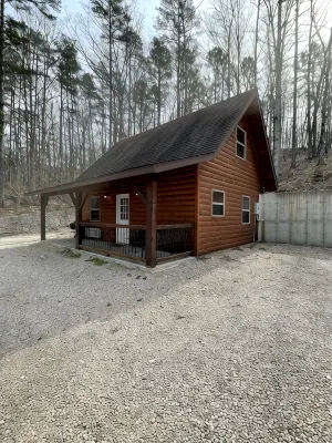 Cozy Cabin on the edge of town only 1/2 mile from Current River !