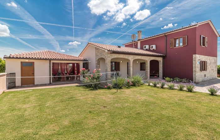 Stylish villa with swimming pool and grill, bicycles, free WiFi