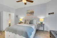 Beautiful Lakeview 1 bedroom/1 bath unit