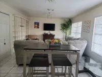 Affordable Family Getaway Palm Breeze Vacation Home - 2 ดาว