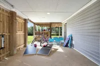 Waterfront Outdoor Bar, Game Room, Fire pit, Grill, Fishing Bay St. Louis Home - 4-Star
