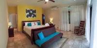 Perfect Location, Walk to Beach, Infinity Pool, Luxury Decor, Fast Free Wifi! - Balkoner