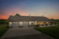 Barn! Golf Sim/Theater, Bunk Slide, Mini Golf, Hot Tub, Saloon Bar, Firepit! - Wifi