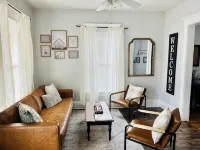 The Broadway Cottage - Great Bend Downtown(Pet Friendly) Hotels in Great Bend