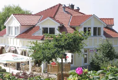 Family-friendly comfort apartment, 100 m to the Baltic Sea beach, with lagoon view Hotels in 
