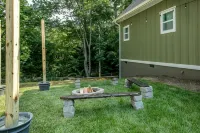 Cozy Cottage- Hot Tub/16 mi from Asheville/ Fire Pit/Arcade/Foosball - WiFi