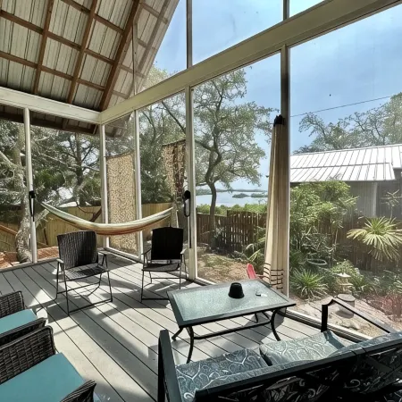 Spacious Home with Water Views Отели в г. Сидар-Ки