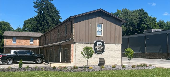 Bourbon Oak Hideaway 2 offers a 2 bed 2.5 bath apartment in historic Bardstown. バーズタウンのホテル