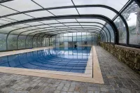 Entire villa with swimming pool and padel court, near the beach. 14 people. - Villaer