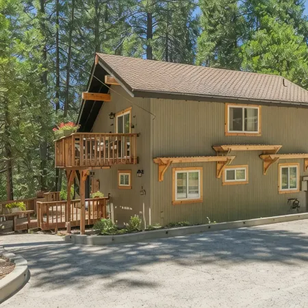 Arnold’s Cozy Cabin  – Rustic-Modern Retreat Near Big Trees & Bear Valley