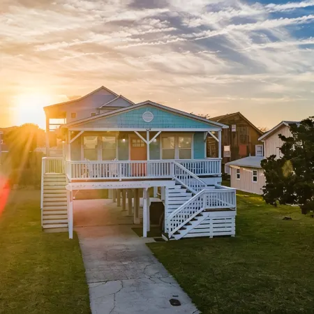 Cheerful 3BR/2BA - just steps to the beach!