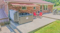 Hillside Hideout With Scenic Bluegrass Hot Tub Views! - Homestays